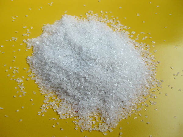 影响白刚玉磨料色泽变化的因素